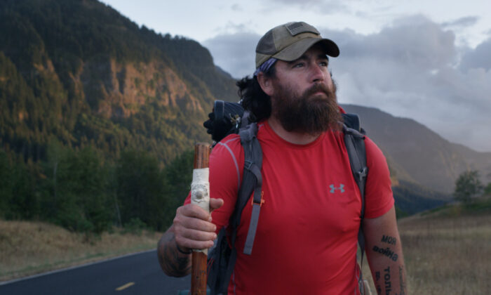 Chuyến đi bộ 5,800 dặm của một cựu chiến binh để chữa lành những tổn thương