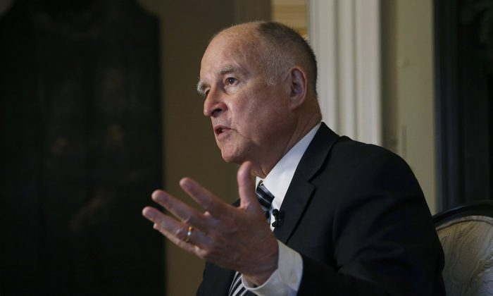 Cựu Thống đốc Jerry Brown chỉ trích việc chi tiêu của California