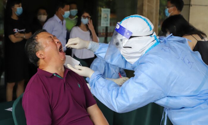 Một thành phố tại Trung Quốc bắt đầu xét nghiệm COVID-19 hàng loạt bất chấp tỷ lệ chích ngừa cao
