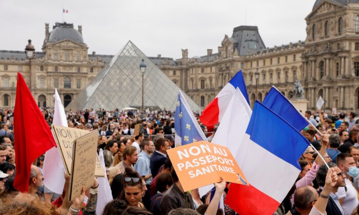 Người Pháp biểu tình kêu gọi ‘Tự do’ trong bối cảnh chính phủ thúc đẩy việc chích ngừa
