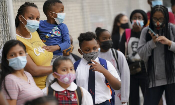 CDC: Trường học sẽ mở cửa vào mùa thu, khuyến nghị đeo khẩu trang cho trẻ em chưa được chích ngừa