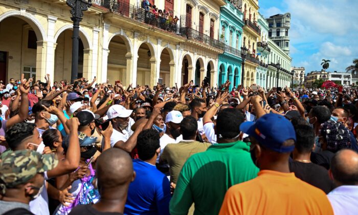Hàng nghìn người Cuba biểu tình chống lại chế độ cộng sản:  ‘Đả đảo chế độ độc tài’