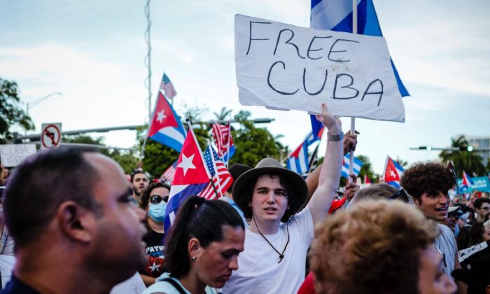 Người Mỹ gốc Cuba tụ họp để ủng hộ những người dân Cuba đang sống dưới chế độ cộng sản