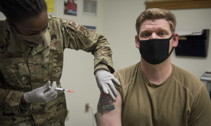 Các quân nhân Hoa Kỳ sẽ ‘thôi việc’ nếu quân đội bắt buộc chích vaccine COVID-19