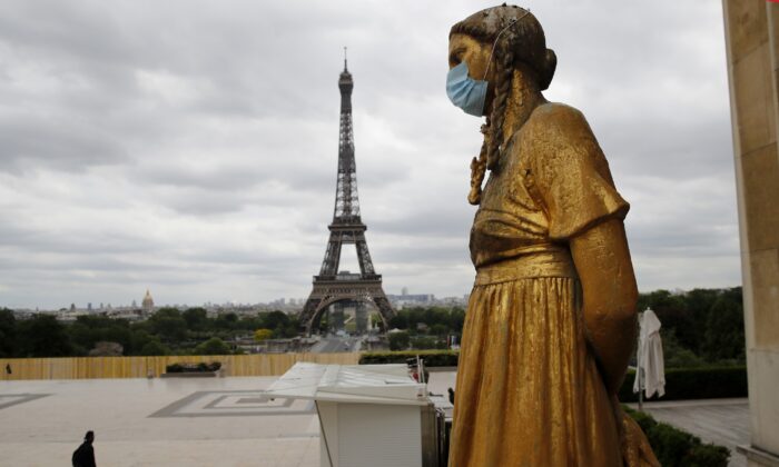 Pháp yêu cầu giấy thông hành COVID cho Tháp Eiffel và các địa điểm du lịch