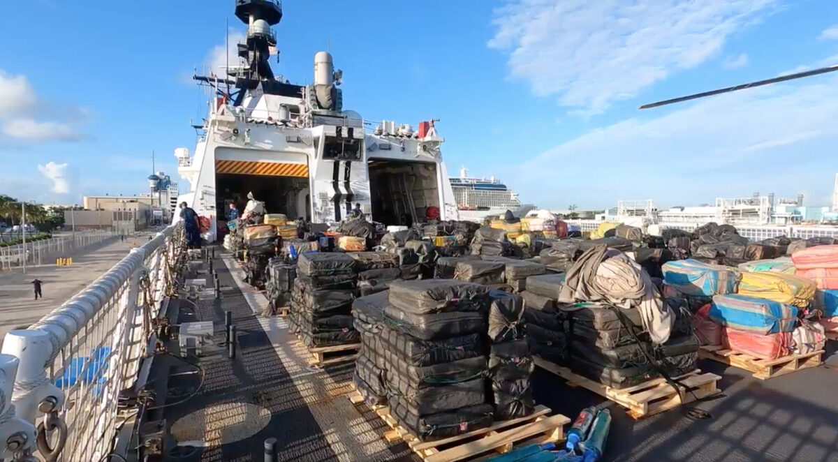 Tuần duyên hạm James chở lô cocaine và cần sa bất hợp pháp kỷ lục trị giá 1.4 tỷ USD