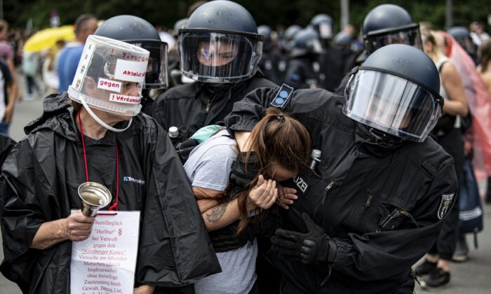 Báo cáo viên UN điều tra các báo cáo về hành vi tàn bạo của cảnh sát Đức đối với người biểu tình