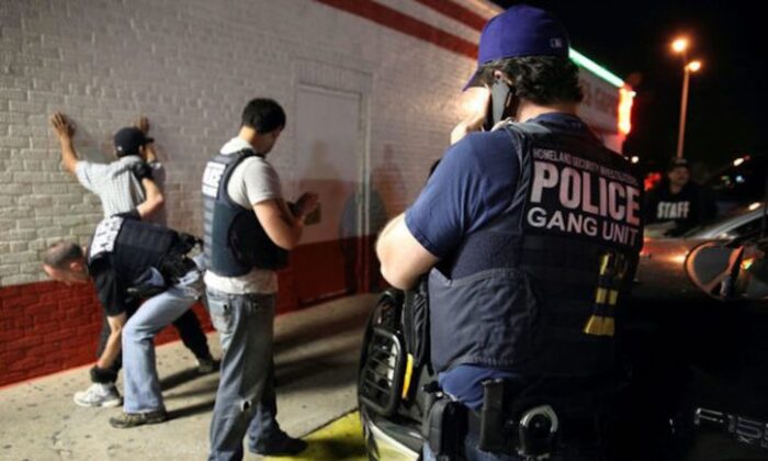 Chính phủ ông Biden lệnh cho ICE không được bắt giữ, trục xuất các nạn nhân của tội ác