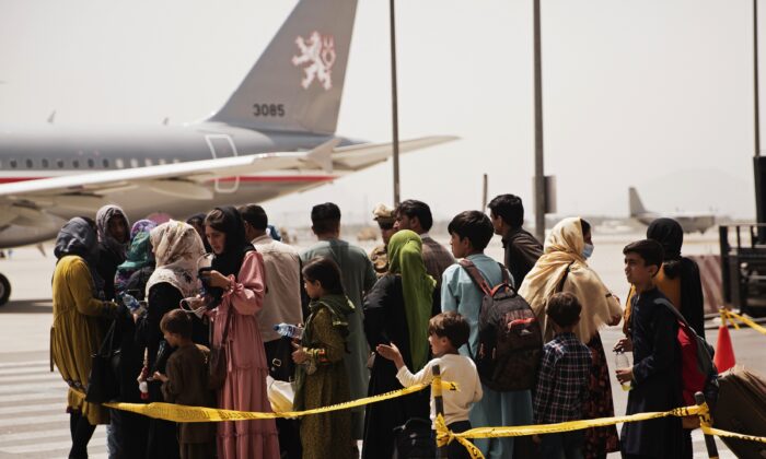 NATO: Hơn 18,000 người được di tản khỏi phi trường Kabul