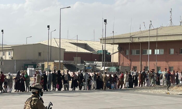 Hoa Kỳ không kích kẻ đánh bom tự sát trên đường đến phi trường Kabul