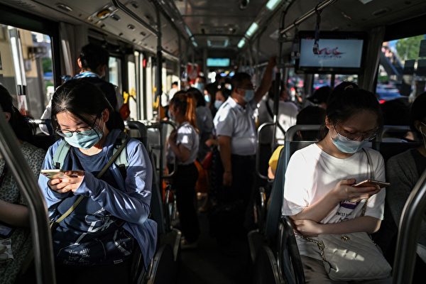 Thượng Hải: Phát hiện ca nhiễm COVID-19, nhiều người dân đeo khẩu trang khi đi đường
