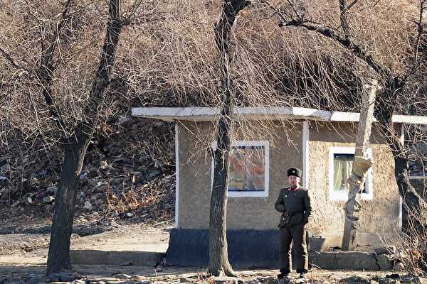 Hai binh sĩ Bắc Hàn có triệu chứng COVID-19 tử vong do không được điều trị y tế