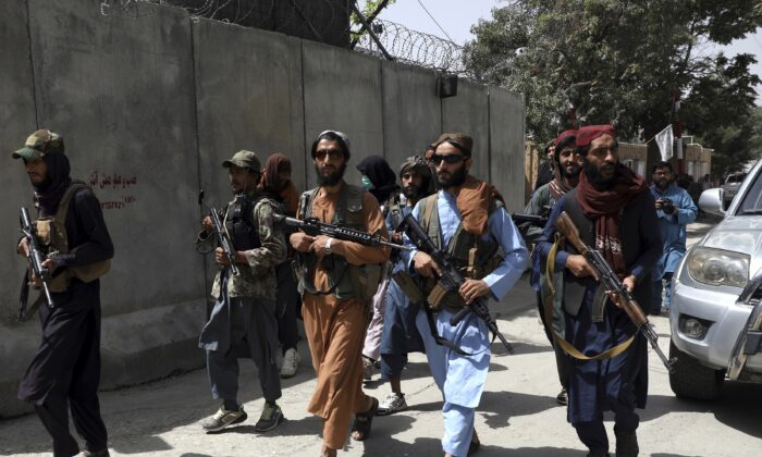 Afghanistan: Taliban bạo lực giải tán biểu tình ở Jalalabad, hàng ngàn người cố gắng tháo chạy khỏi Kabul