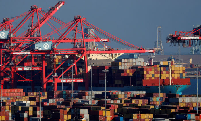 Nhập cảng tăng khiến thâm hụt thương mại của Hoa Kỳ đạt mức cao kỷ lục