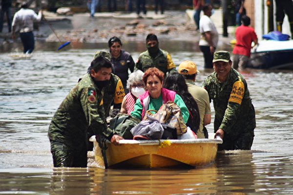 Chùm ảnh: Ngập lụt do mưa lớn ở miền trung Mexico, bệnh viện mất điện khiến 17 người thiệt mạng
