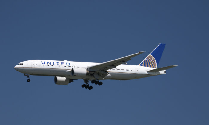 United Airlines ‘chuẩn bị’ yêu cầu hành khách có bằng chứng chích ngừa nếu Tổng thống Biden ra sắc lệnh