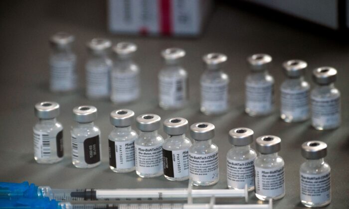 Báo cáo các vấn đề liên quan tới việc thử nghiệm vaccine COVID-19 Pfizer đang được điều tra
