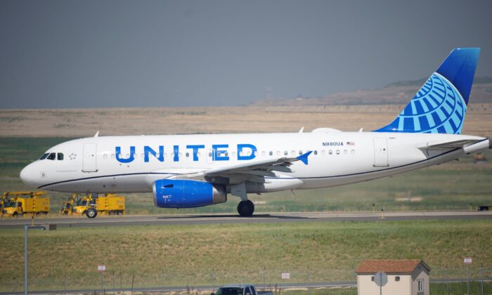 Nhân viên United Airlines kiện công ty về lệnh bắt buộc chích vaccine COVID-19