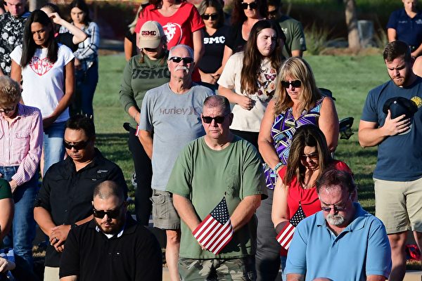 Chùm ảnh: Người dân California tham gia lễ tưởng niệm 13 người lính hy sinh ở Afghanistan