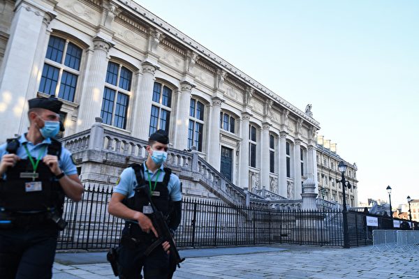 Chùm ảnh: Pháp mở phiên tòa xét xử vụ tấn công khủng bố Paris năm 2015, huy động lượng lớn cảnh sát tuần tra