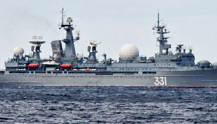 Các tàu hải quân của Trung Quốc và Nga cùng đi qua eo biển Nhật Bản
