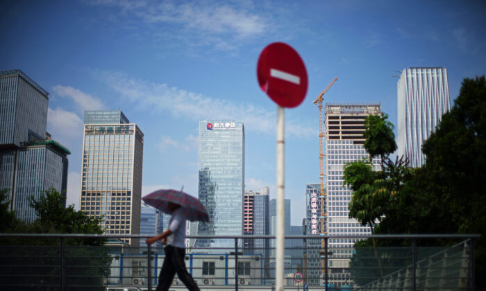 Các nhà phát triển địa ốc Trung Quốc bán cổ phần khi các vụ vỡ nợ ngày càng trầm trọng