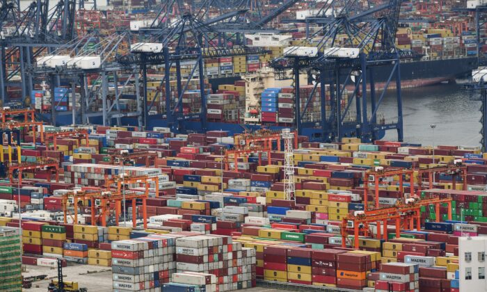 Chi phí vận chuyển từ Trung Quốc đến Hoa Kỳ tăng gấp 10 lần do khan hiếm container