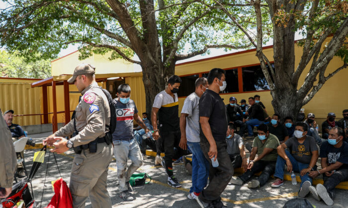 Texas: Lực lượng dân quân di chuyển đến quận biên giới để ngăn chặn nhập cư bất hợp pháp