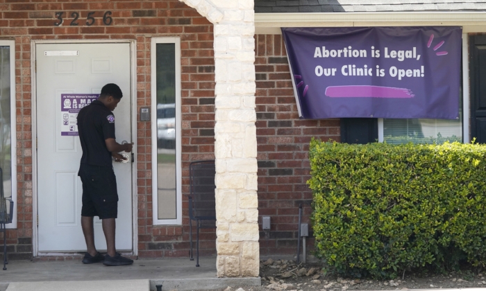 Số ca phá thai ở Texas giảm 50% sau khi lệnh cấm có hiệu lực