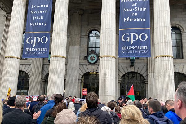 Hàng nghìn người ở Ireland biểu tình và tuần hành để phản đối lệnh chích ngừa của chính phủ