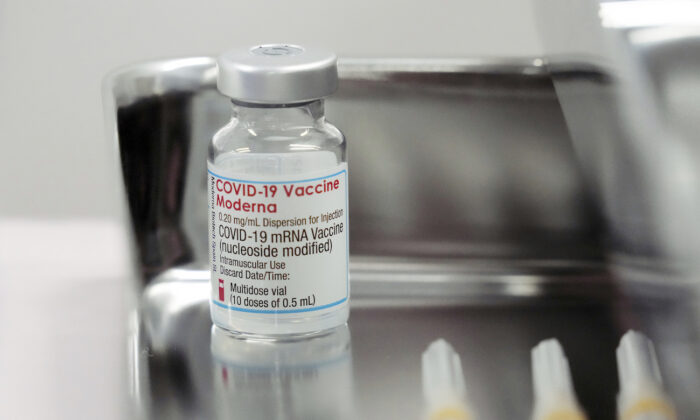 Iceland ngừng sử dụng vaccine Moderna vì nguy cơ viêm tim