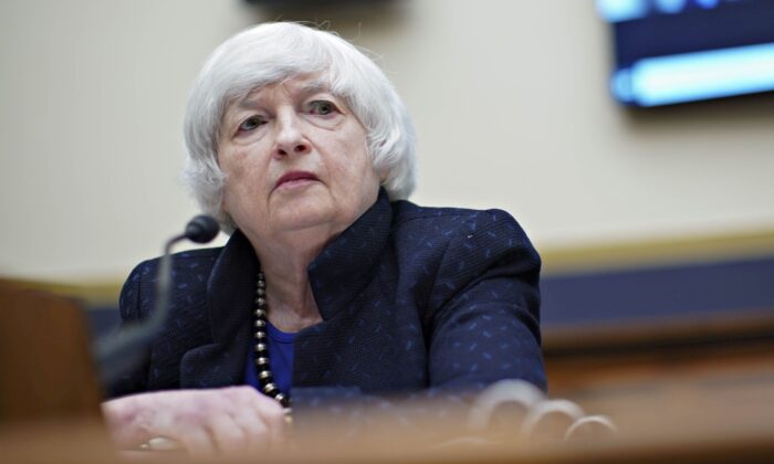 Bà Yellen bảo vệ việc coi lạm phát cao là ‘nhất thời’ ngay cả khi lạm phát còn kéo dài hơn vài tháng tới