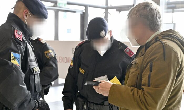 Áo: 15,000 người bị cảnh sát kiểm tra trong ngày đầu của ‘đợt phong tỏa người chưa chích ngừa’