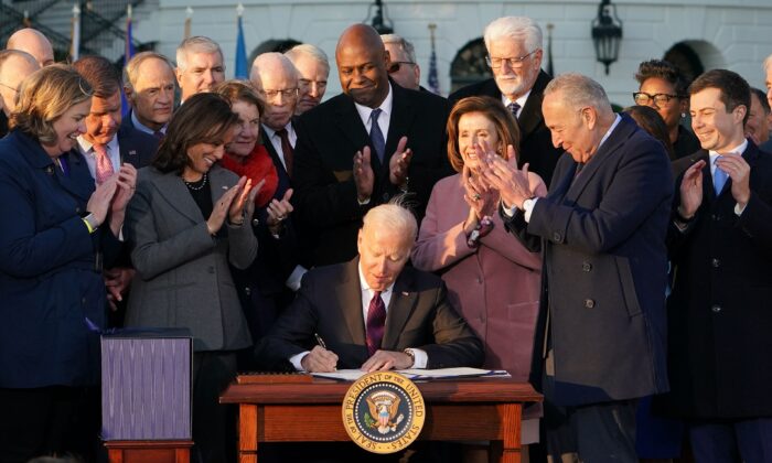 Tổng thống Biden ký ban hành dự luật cơ sở hạ tầng trị giá 1.2 ngàn tỷ USD trong buổi lễ có sự tham gia của lưỡng đảng