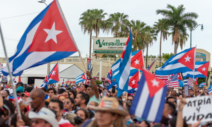 Nhà hàng Versailles: Đến vì bánh mì kẹp Cuba, ở lại vì cộng đồng