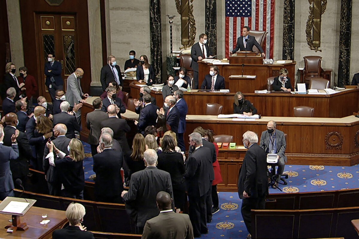 Hạ viện thông qua dự luật cơ sở hạ tầng của Tổng thống Biden sau nhiều giờ đàm phán