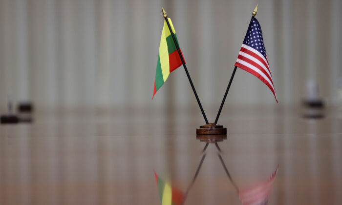 Hoa Kỳ ủng hộ Lithuania trước sự chèn ép kinh tế của Trung Quốc