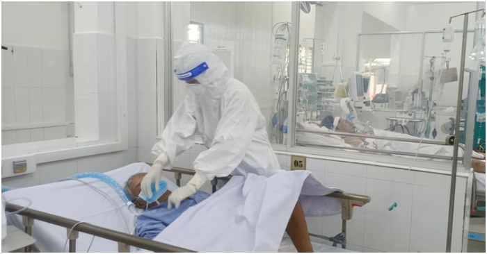 COVID-19 tại Việt Nam ngày 26/12: Hơn 15,000 ca nhiễm mới, chích vaccine tại nhà cho nhóm nguy cơ cao, Hà Nội có hơn 300 F0 nặng, nguy kịch