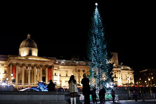 Loạt ảnh: Lễ thắp sáng cây thông Noel tại Quảng trường Trafalgar, London