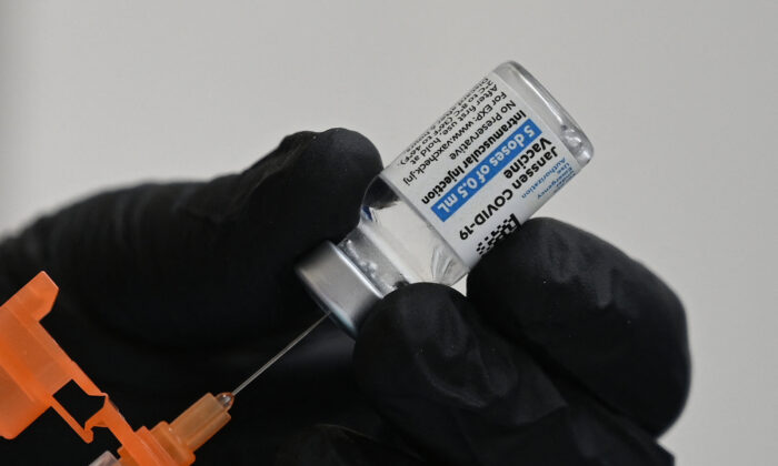 FDA tăng cường cảnh báo về tình trạng nghiêm trọng liên quan đến vaccine J&J