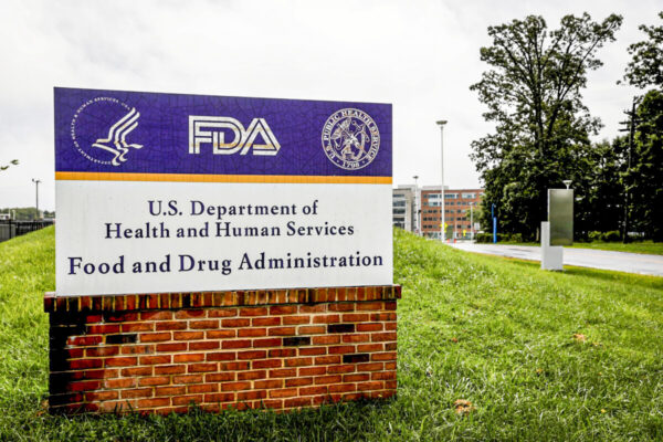 FDA yêu cầu các bác sĩ ở 8 tiểu bang ngừng sử dụng một phương pháp điều trị COVID-19