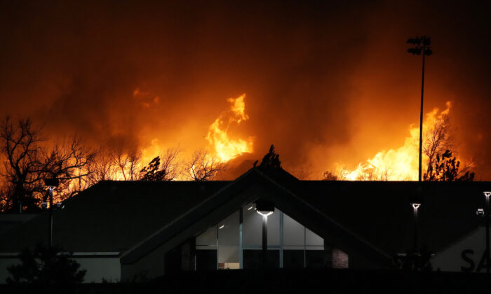 Cháy rừng ở Colorado: 30,000 người di tản, hàng trăm ngôi nhà bị thiêu rụi