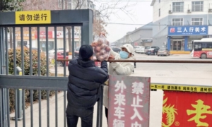 Mẹ và con gái đứng trong tuyết qua đêm do các biện pháp phòng chống dịch khắc nghiệt của Trung Quốc