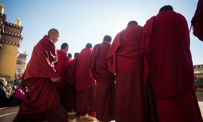 Trung Quốc phá dỡ bức tượng Phật ở Tây Tạng