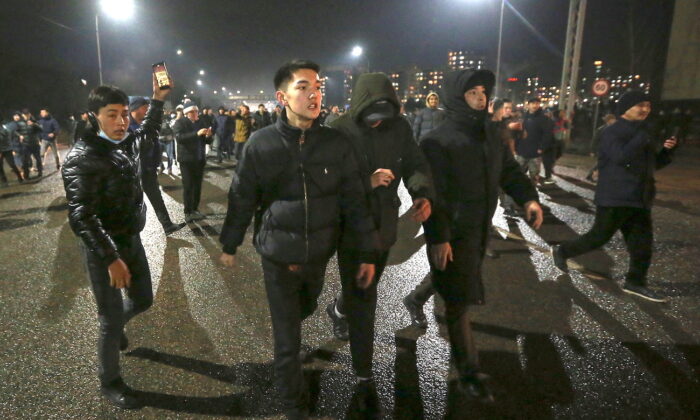 Các cuộc biểu tình buộc chính phủ Kazakhstan phải bãi nhiệm