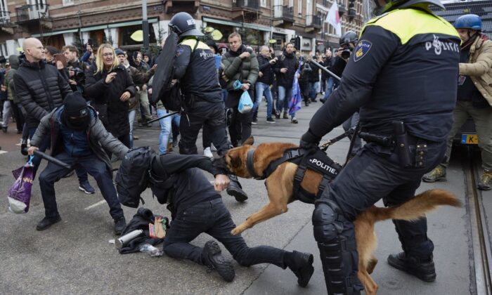 Hà Lan: Cảnh sát dùng chó nghiệp vụ trấn áp biểu tình phản đối phong tỏa COVID-19