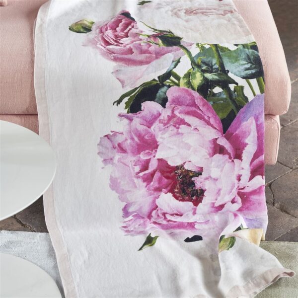 [Hoạ tiết] hoa mẫu đơn và hoa hồng với các màu hồng và vàng rực rỡ tạo nên điểm nhấn lý tưởng cho chiếc gối kê ghế sofa. (Ảnh: Nhà thiết kế Guild Tourangelle Peony Throw, giá $310, FigLinensandHome.com)