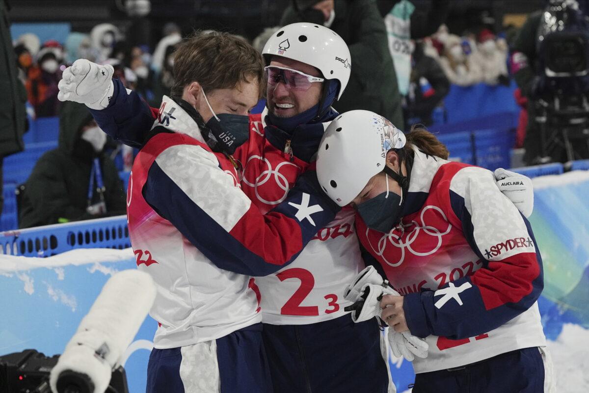 Mỹ đánh bại Trung Quốc để đạt được HCV Olympic môn trượt tuyết nhào lộn trên không đồng đội nam nữ