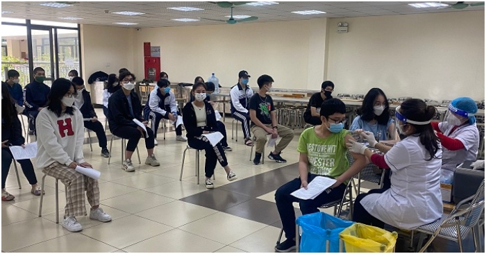 Việt Nam mùng 2 Tết: Số ca nhiễm giảm sâu, sĩ tử xếp hàng dài ‘xin chữ’ dù Văn Miếu – Quốc Tử Giám đóng cửa