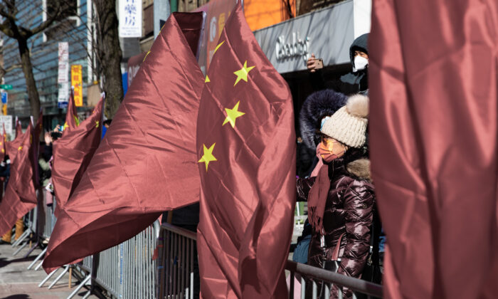 Cờ Trung Quốc tiếp tục xuất hiện trong lễ đón năm mới với ít người cầm cờ hơn